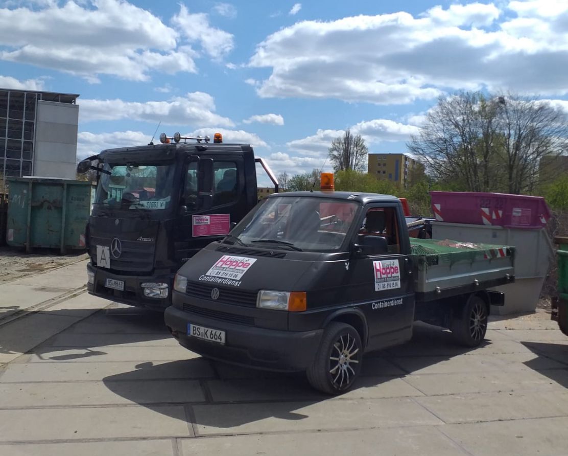 Zwei Fahrzeuge von Mierko Hoppe Schrott und Metallhandel