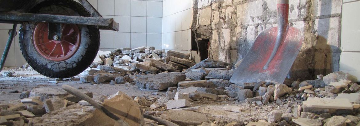 Eine Schaufel und eine Schubkarre auf einer Baustelle - Mierko Hoppe Schrott und Metallhandel